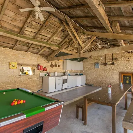 Tatil Evi La Charronniere: Les Ecuries Chaunay