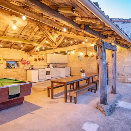 Tatil Evi La Charronniere: Les Ecuries Chaunay