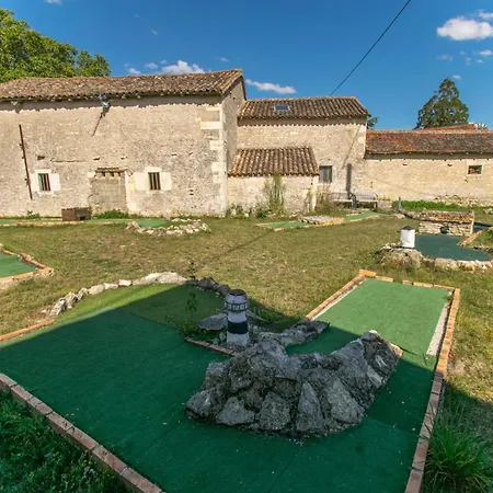 La Charronniere: Les Ecuries *